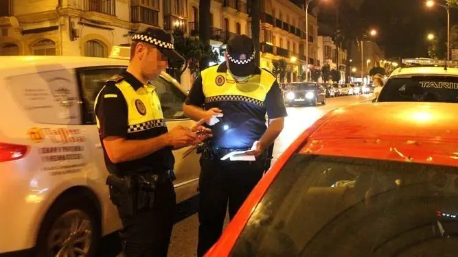 agentes-Policia-Local-Tarifa-control_1234086732_83112632_667x375