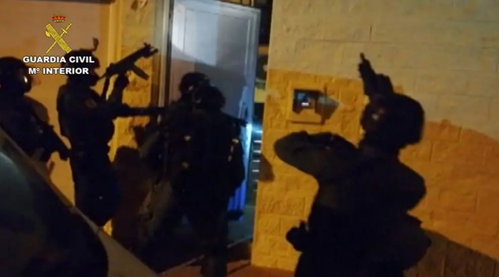 GRAF9187. ALGECIRAS (C&Aacute;DIZ), 24/03/2019.- Combo de fotograf&iacute;as facilitadas por la Guardia Civil que ha desarticulado una red de tr&aacute;fico de personas y de drogas durante una operaci&oacute;n que se ha saldado con 19 detenidos pertenecientes a una organizaci&oacute;n asentada en el Campo de Gibraltar, aunque extendida a las provincias de Huelva, Sevilla y M&aacute;laga. La organizaci&oacute;n, al parecer, habr&iacute;a aprovechado sus embarcaciones de tr&aacute;fico de hach&iacute;s para trasladar a 49 inmigrantes que habr&iacute;an entrado en Espa&ntilde;a ilegalmente despu&eacute;s de pagar un alto precio por el viaje. EFE/
