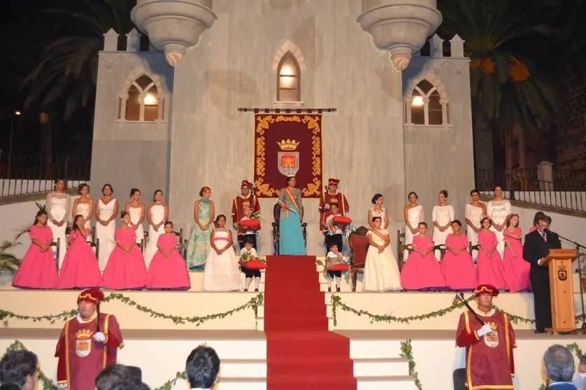 tarifa-corona-a-sus-reinas-de-feria-en-el-castillo-de-santa-catalina
