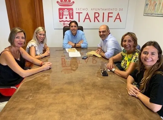 EuropaPress_2295598_Manuel_&Aacute;ngel_Chac&oacute;n_durante_su_reuni&oacute;n_con_los_representantes_municipales_de_Tarifa
