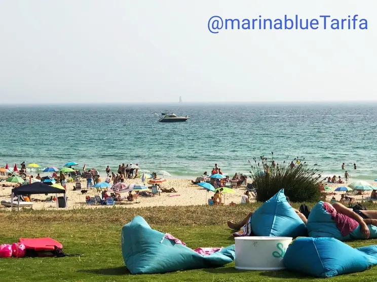 foto del yate de Marina Blue Avistamientos desde el chiringuito Sirocco Bolonia