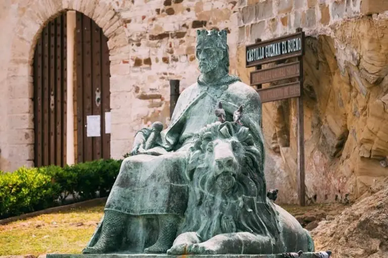 Estatua-Guzman-El-Bueno-Tarifa-768x512