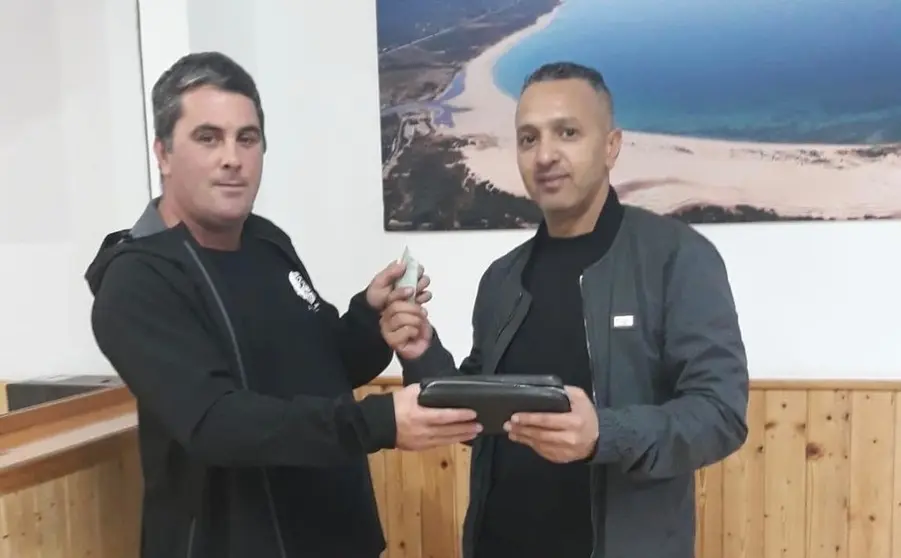 un-tarifeno-devuelve-una-cartera-con-3100-euros-y-dos-moviles