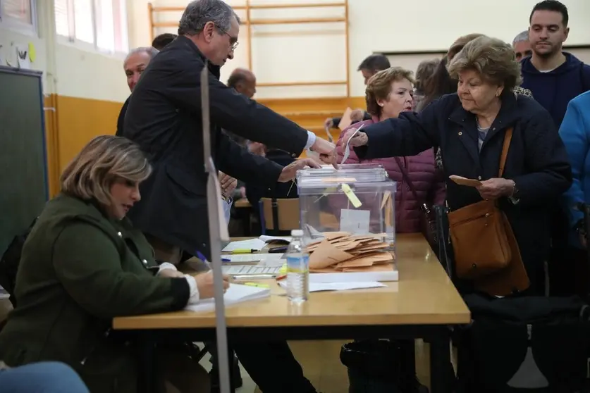 EuropaPress_2478761_Votantes_en_un_colegio_electoral_de_Sevilla