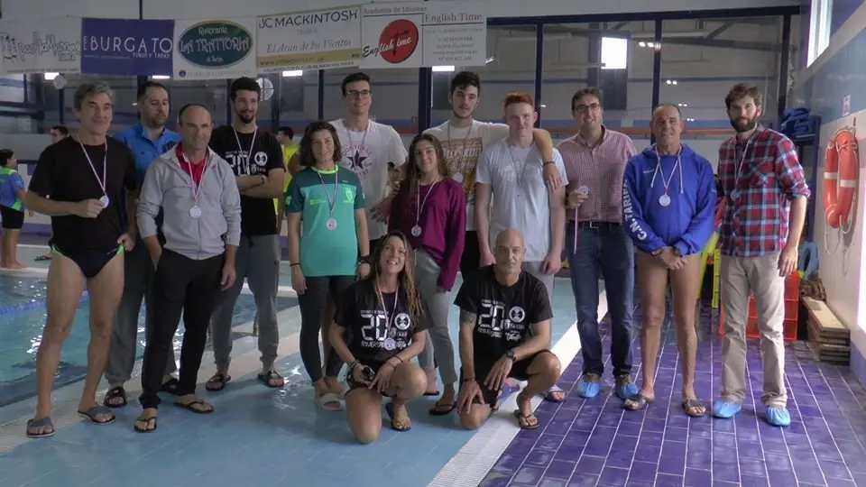 Participantes con sus medallas.