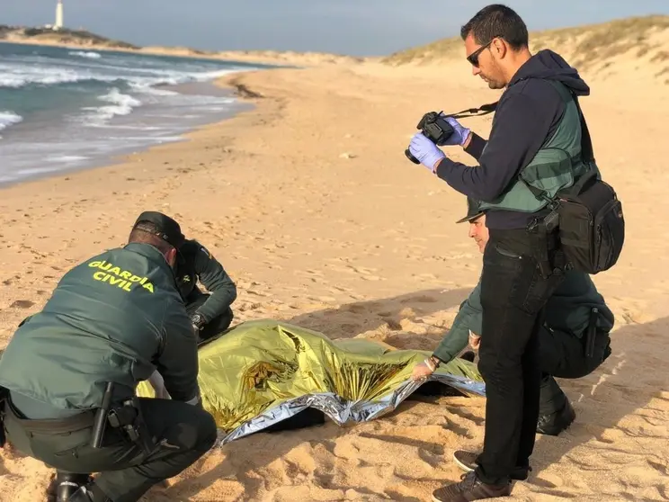 EuropaPress_1778427_ANDALUC&Iacute;A_-C&aacute;diz_-_Ayuntamiento_de_Barbate_decreta_un_d&iacute;a_de_luto_por_los_fallecidos_en_el_naufragio_de_la_patera_en_Los_Ca&ntilde;os