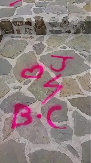 Pintadas en el Adarve.