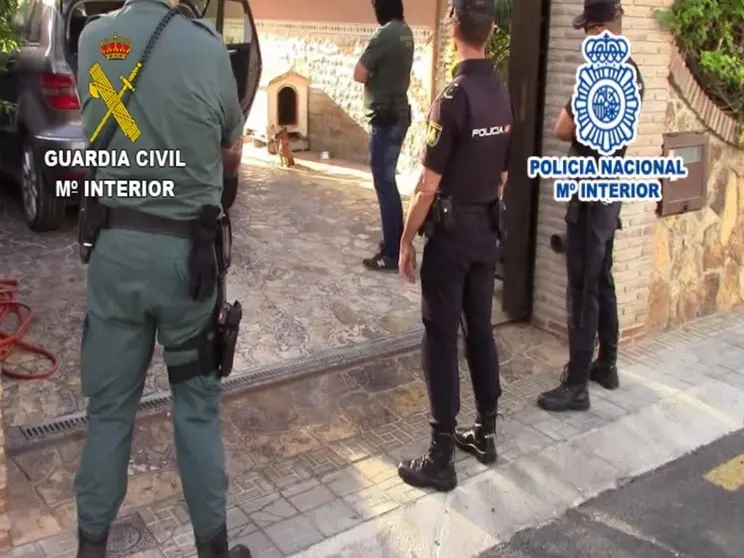 Guardia Civil y Polic&iacute;a Nacional, en una operaci&oacute;n de archivo.