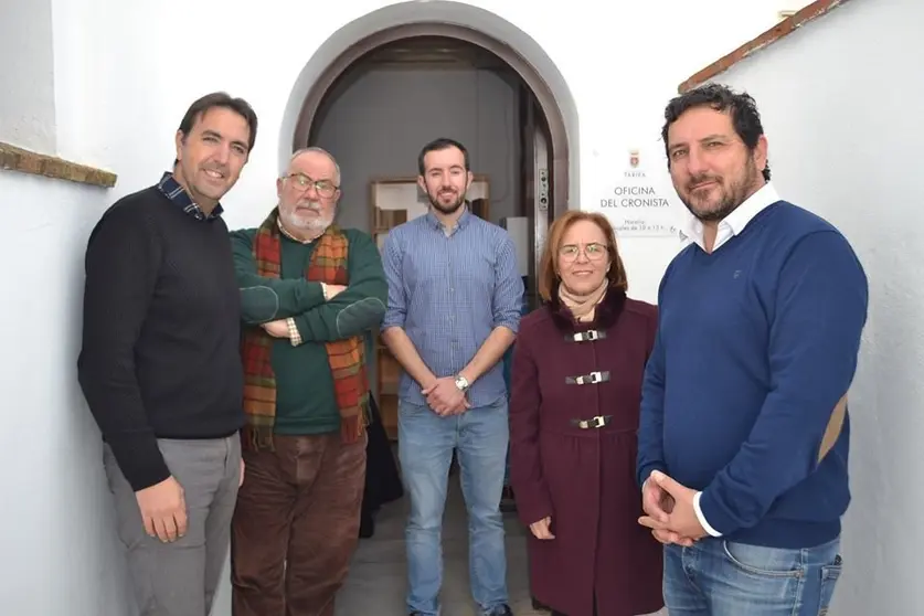 Los cronistas junto al alcalde y el concejal.