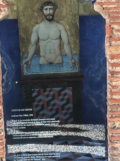 El 'Cristo de los Vientos', con su semblanza en metacrilato.