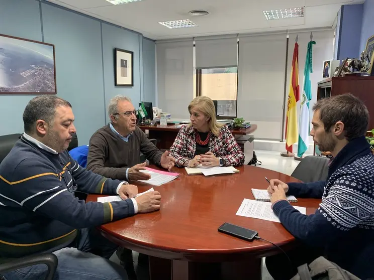 EuropaPress_2640089_La_subdelegada_del_Gobierno_de_la_Junta_de_Andaluc&iacute;a_en_el_Campo_de_Gibraltar_Eva_Pajares_reunida_con_empresarios_de_Bolonia_(Tarifa)_