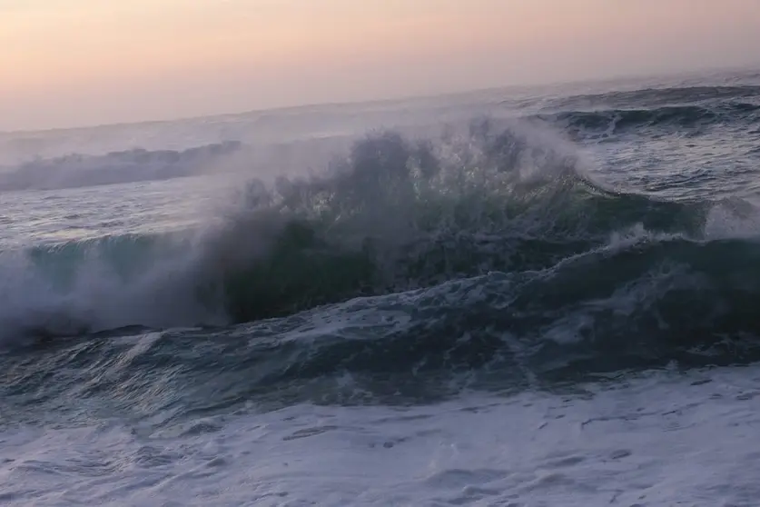 EuropaPress_2651219_Fuerte_oleaje_en_el_litoral_gallego