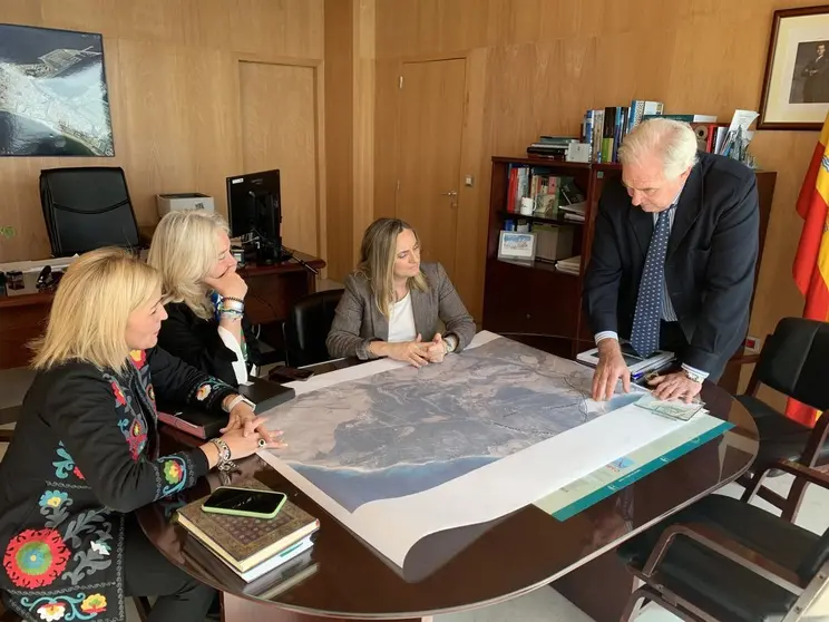 EuropaPress_2688161_Reuni&oacute;n_entre_Caarazo_y_jefe_de_servicio_de_Carreteras_por_la_arena_que_invade_la_carreterae_de_Punta_Paloma_en_Tarifa