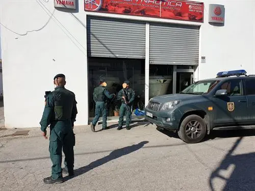 Guardia Civil durante la operaci&oacute;n.