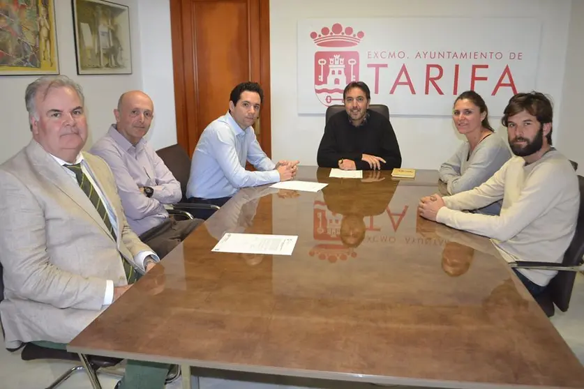 Representantes del equipo de gobierno junto al tesorero.