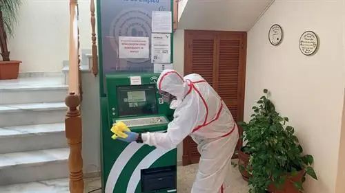 Un operario desinfecta un edificio.