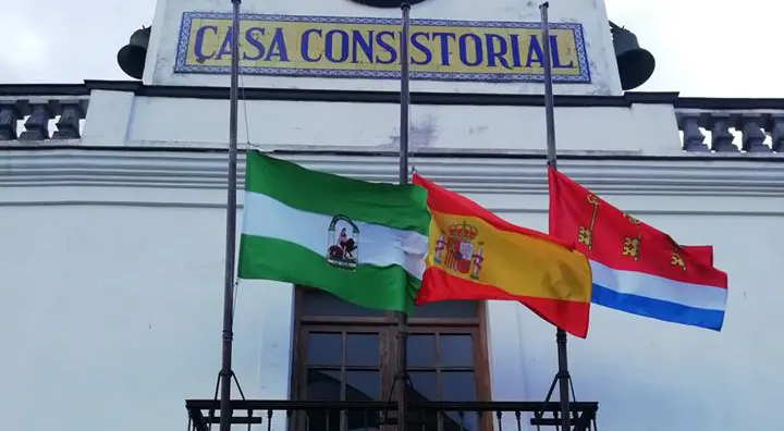 banderas a media asta
