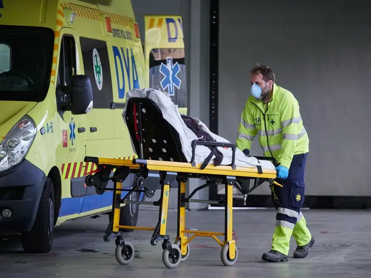 Un sanitario traslada a un paciente.