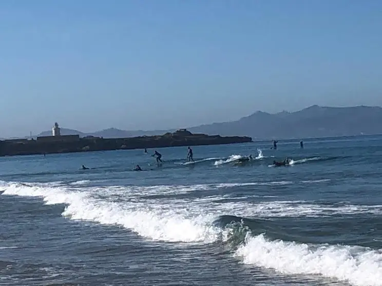 Algunas personas realizan paddelsurf, hoy.