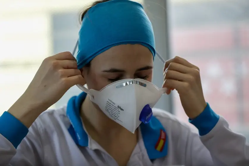 Una enfermera, con su mascarilla.