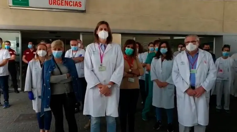 Sanitarios, en la concentraci&oacute;n a las puertas de Urgencias.