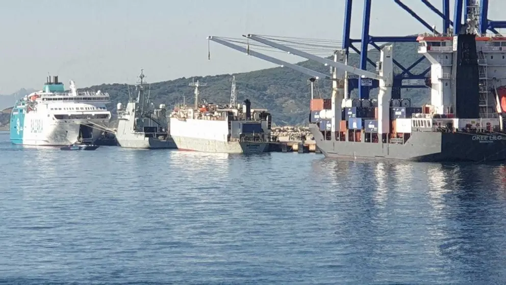 Buque de la Armada con el 'Neameh' en el puerto de Algeciras.