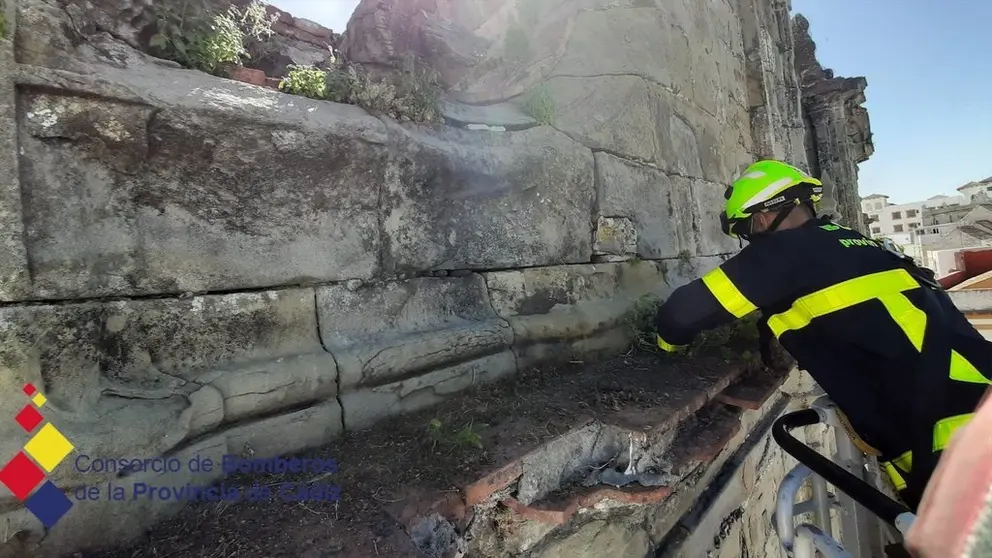 Un bombero, durante la actuaci&oacute;n.