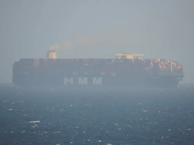 El 'HMM Algeciras' a su paso por el Estrecho.