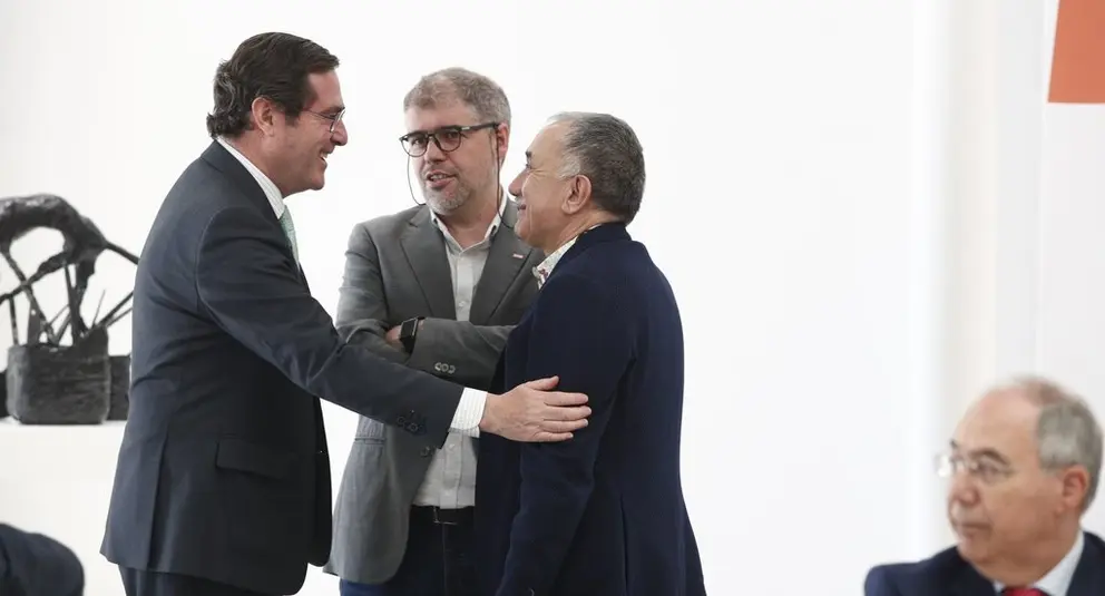 El presidente de la patronal CEOE, Antonio Garamendi, saluda al director de UGT, Pepe &Aacute;lvarez y al de CCOO, Unai Sordo (con gafas) a su llegada a la presentaci&oacute;n del Consejo Asesor de Desarrollo Sostenible.

26 febrero 2019
  (Foto de ARCHIVO)

26/2/2019