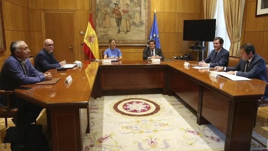 EuropaPress_3207684_ministra_trabajo_economia_social_yolanda_diaz_junto_ministro_inclusion