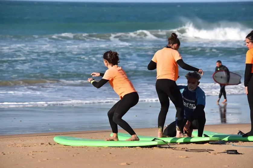Ni&ntilde;os en escuela de surf.