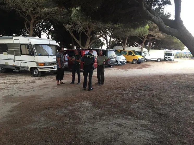 Imagen de archivo de una actuaci&oacute;n conjunta contra la acampada ilegal en Tarifa