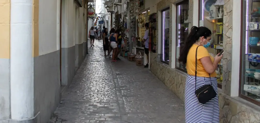 Una persona con mascarilla en las calles del centro de Tarifa

Una persona con mascarilla en las calles del centro de Tarifa


13/7/2020
