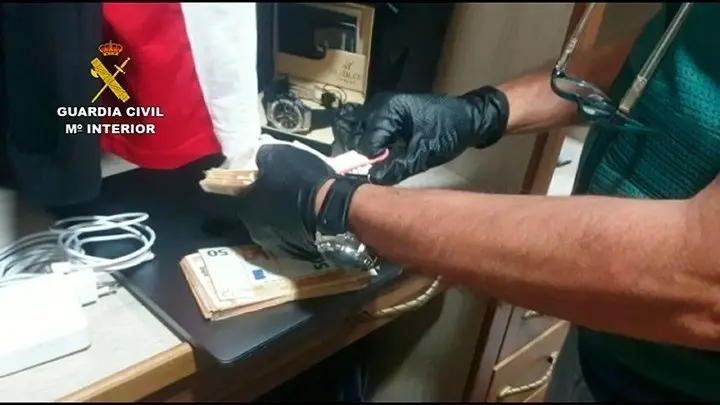 Un agente cuenta dinero procedente del narcotr&aacute;fico.