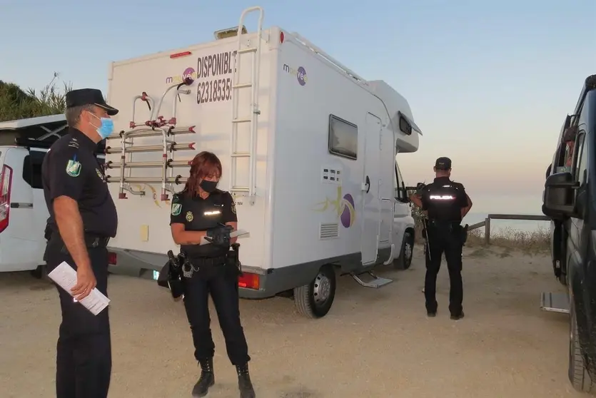 Polic&iacute;as multando por pernocta ilegal en Tarifa.