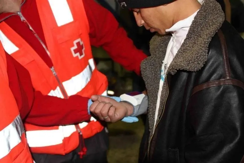 Un inmigrante es atendido por Cruz Roja.