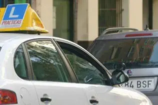 Coche de autoescuela.
