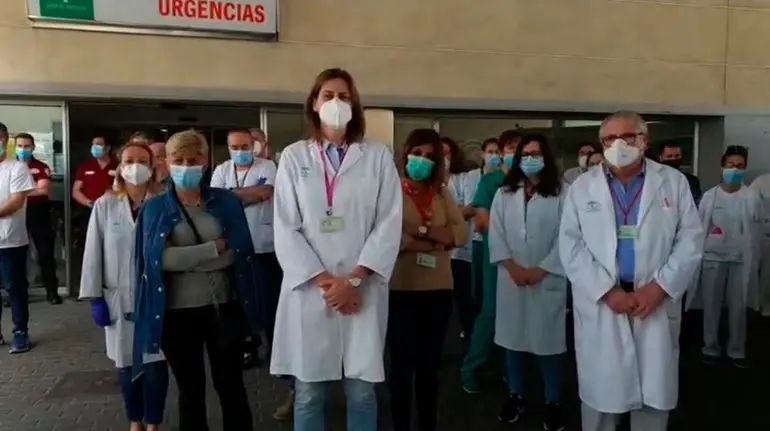 Sanitarios concentrados en una imagen de archivo.