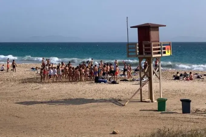 botellon en la playa