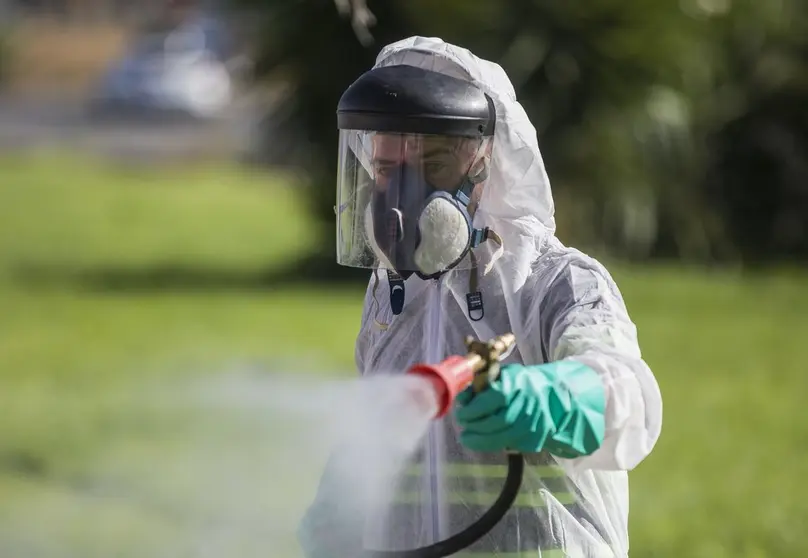 EuropaPress_3279289_trabajador_labores_fumigacion_contra_mosquitos_causantes_virus_nilo_coria