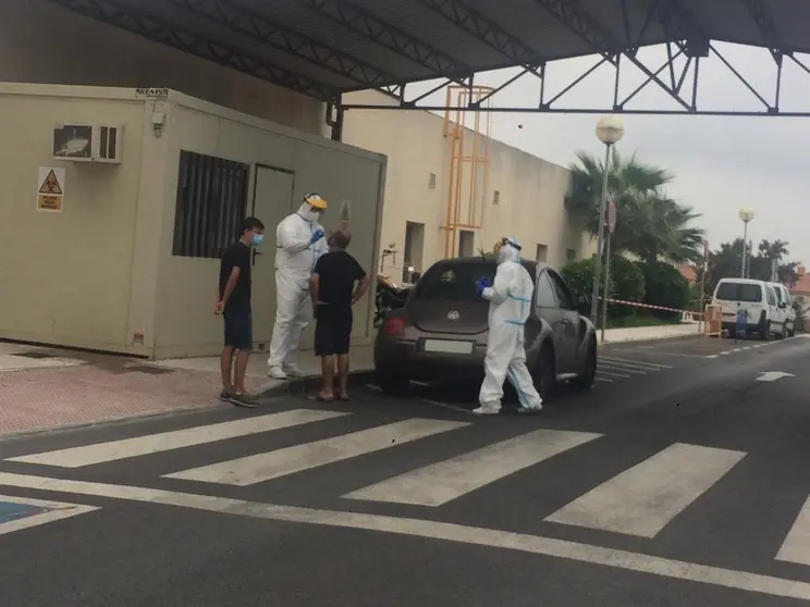 Un veh&iacute;culo, en el autocovid del Punta de Europa.
