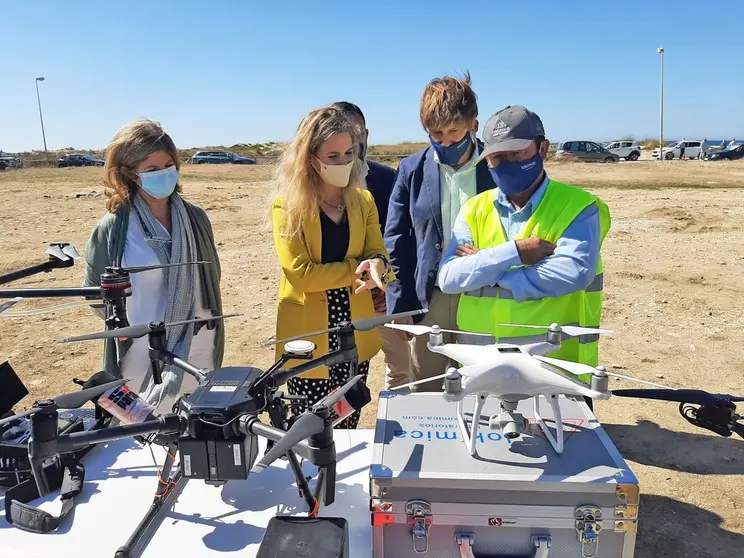 EuropaPress_3372969_ana_mestre_viendo_drones_actuacion_contra_mosquitos_transmite_virus_nilo