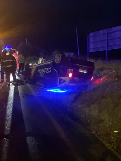 El coche donde viajaba el polic&iacute;a.