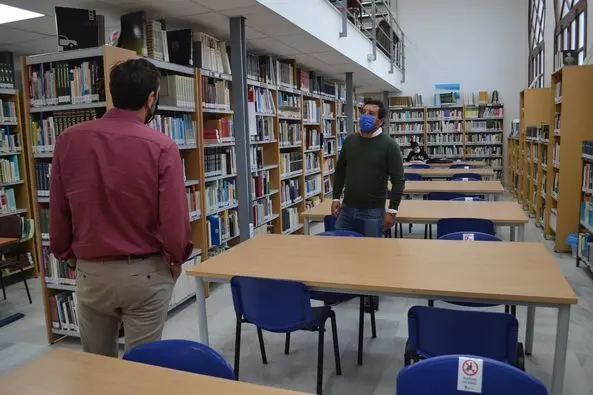 Interior de la biblioteca.