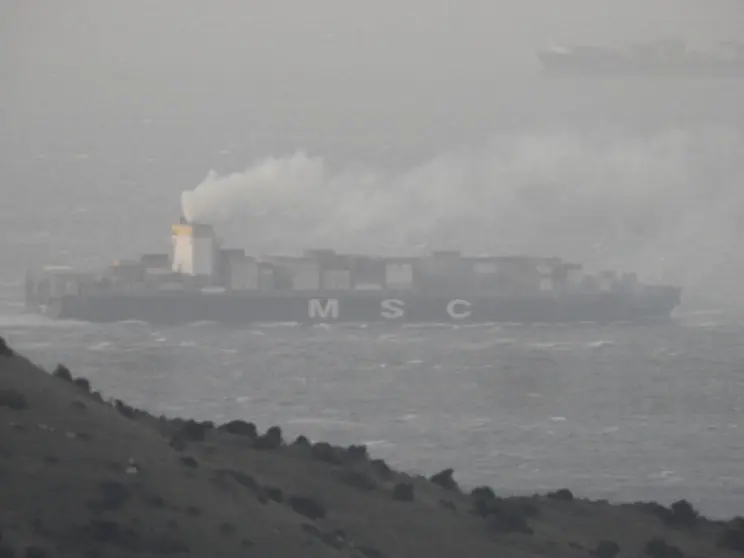 El buque denunciado a su paso por Tarifa.