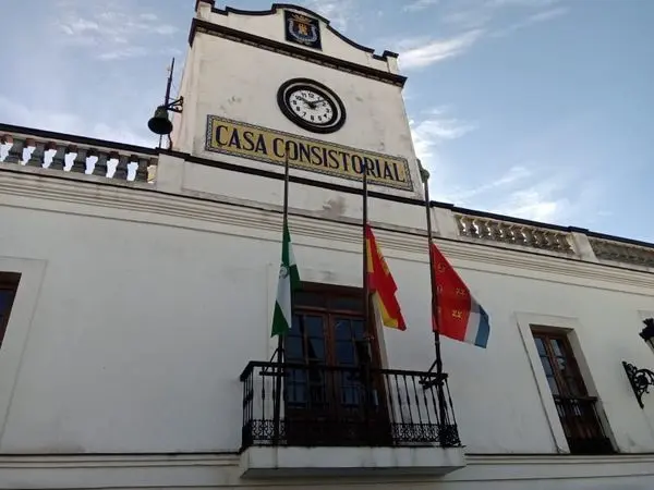 Banderas, a media asta.