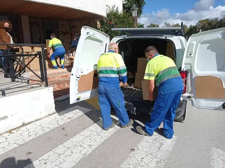 Operarios descargan los costos.