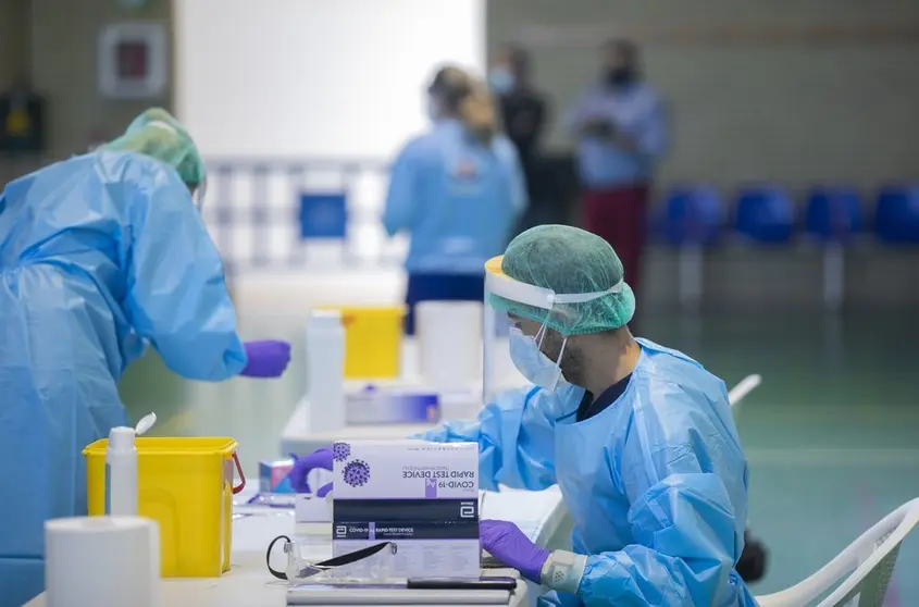 Sanitarios en un test de cribado.