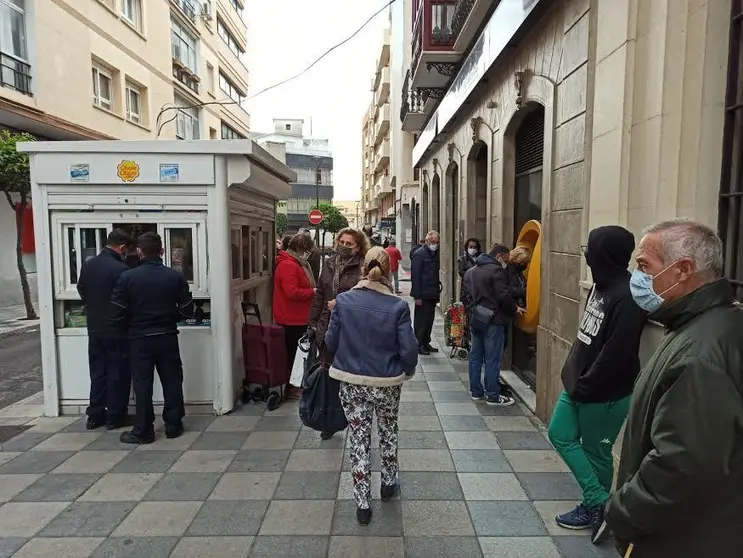 Gente pasea por el centro de Algeciras.