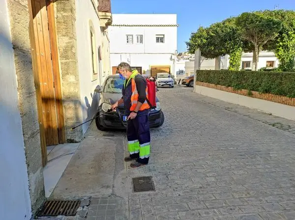 Un operario realiza labores de desinfecci&oacute;n.